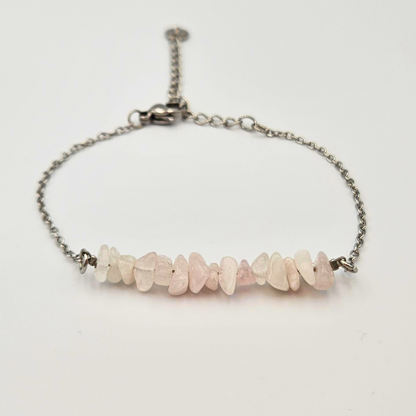 Armband gemaakt van stainless steel met rozenkwarts split