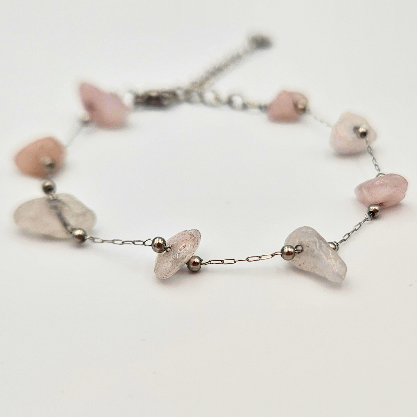 Armband gemaakt van stainless steel met rozenkwarts chunks