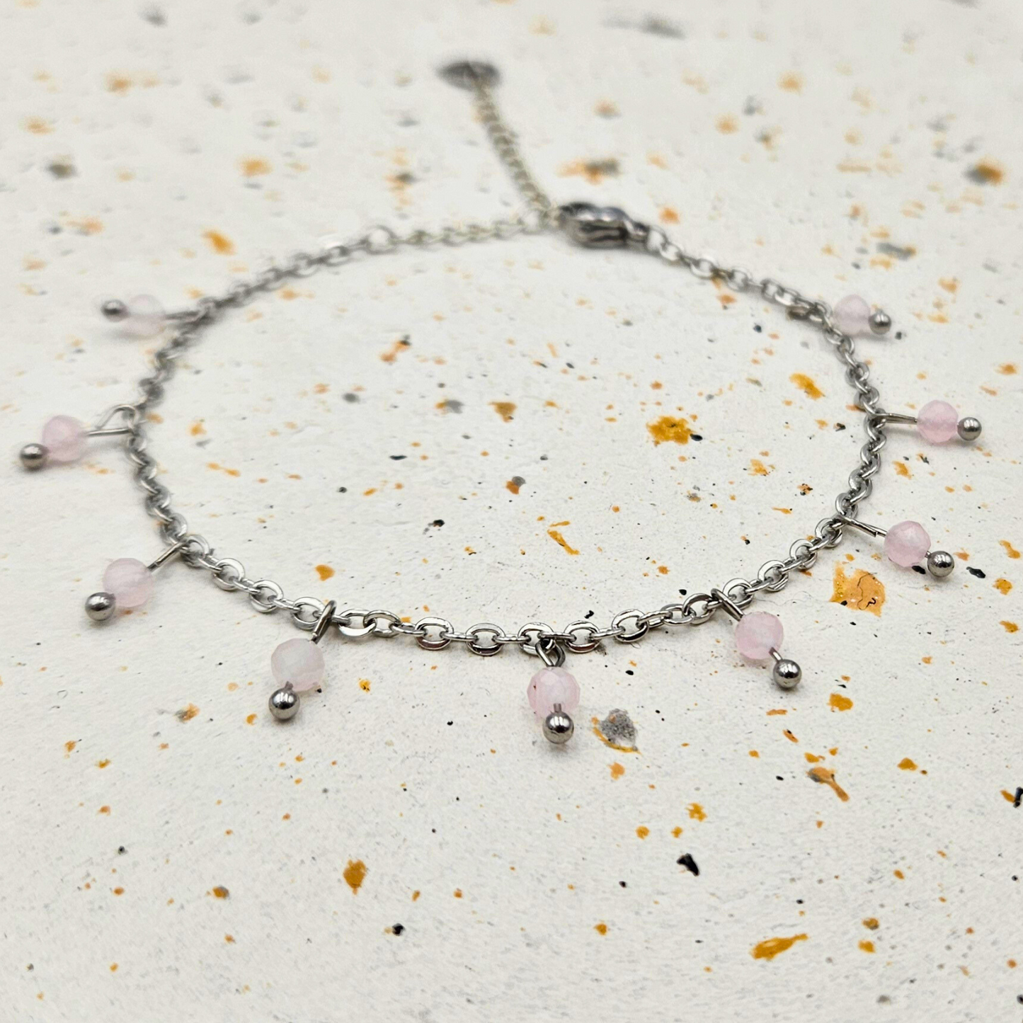 Armband gemaakt van stainless steel met facetgeslepen rozenkwarts edelsteentjes