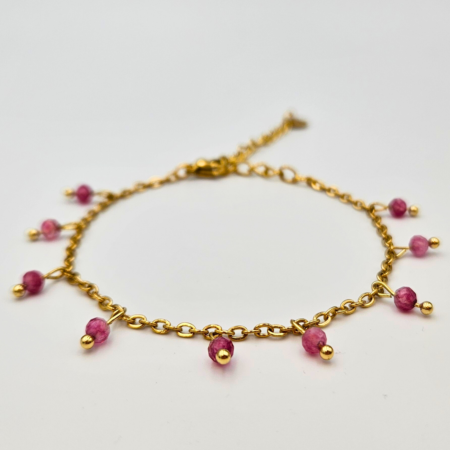 Armband van goldplated stainless steel met facetgeslepen toermalijn