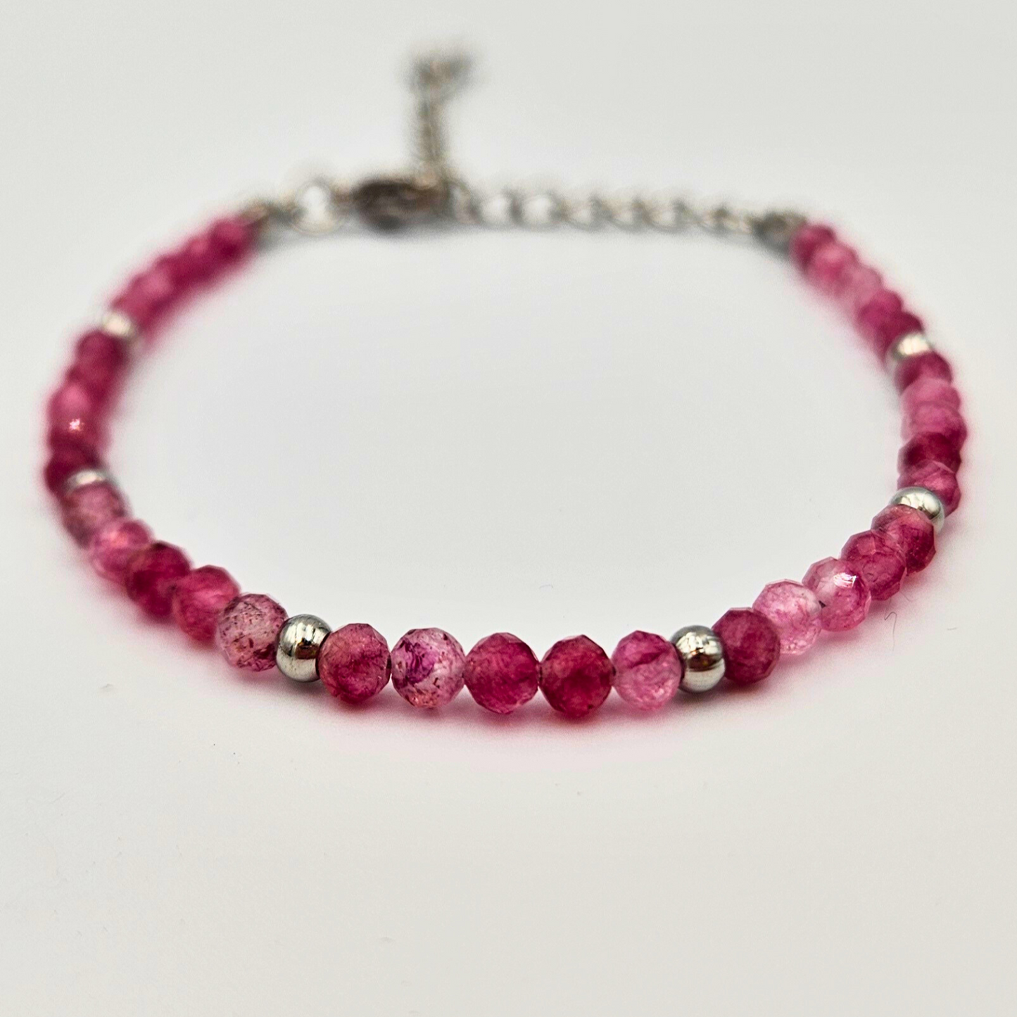 Armband van facetgeslepen roze toermalijn afgewerkt met zilverkleurig stainless steel