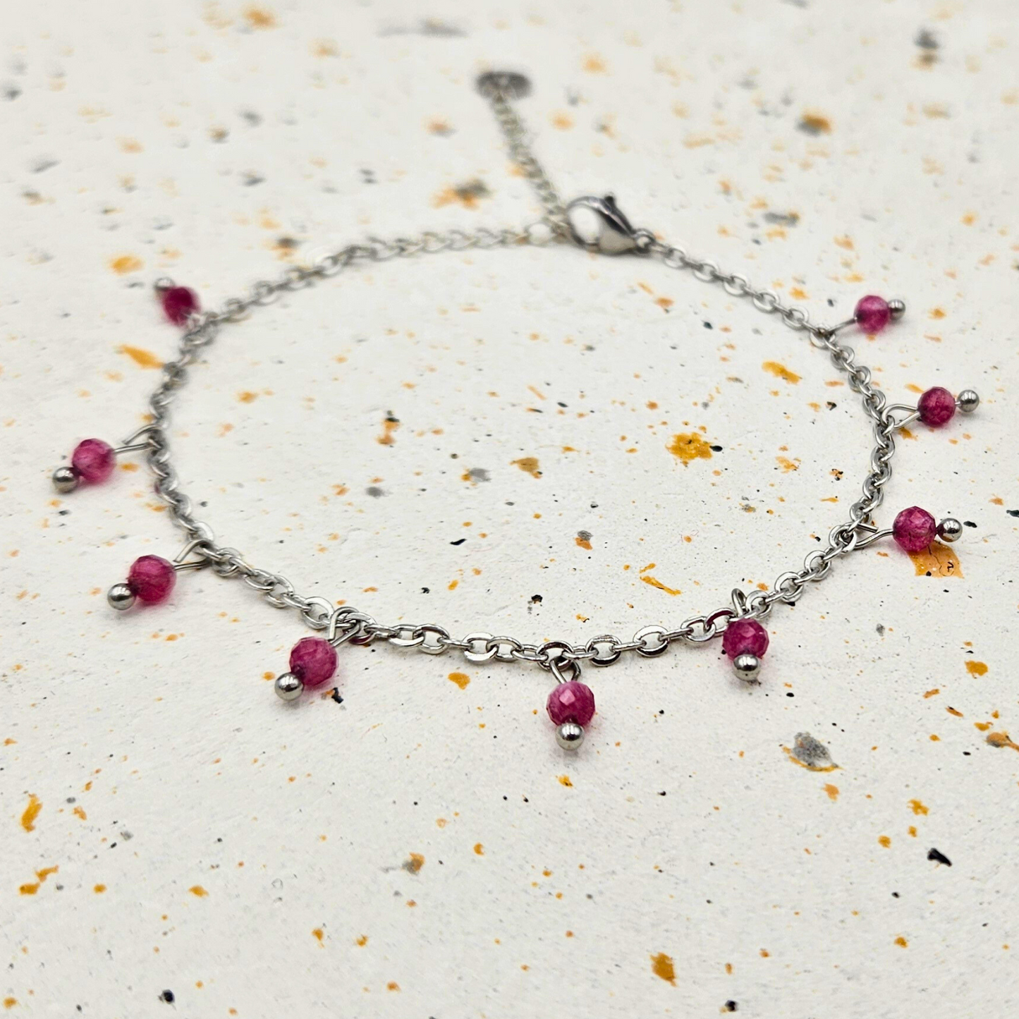 Armband gemaakt van stainless steel met facetgeslepen toermalijn edelsteentjes