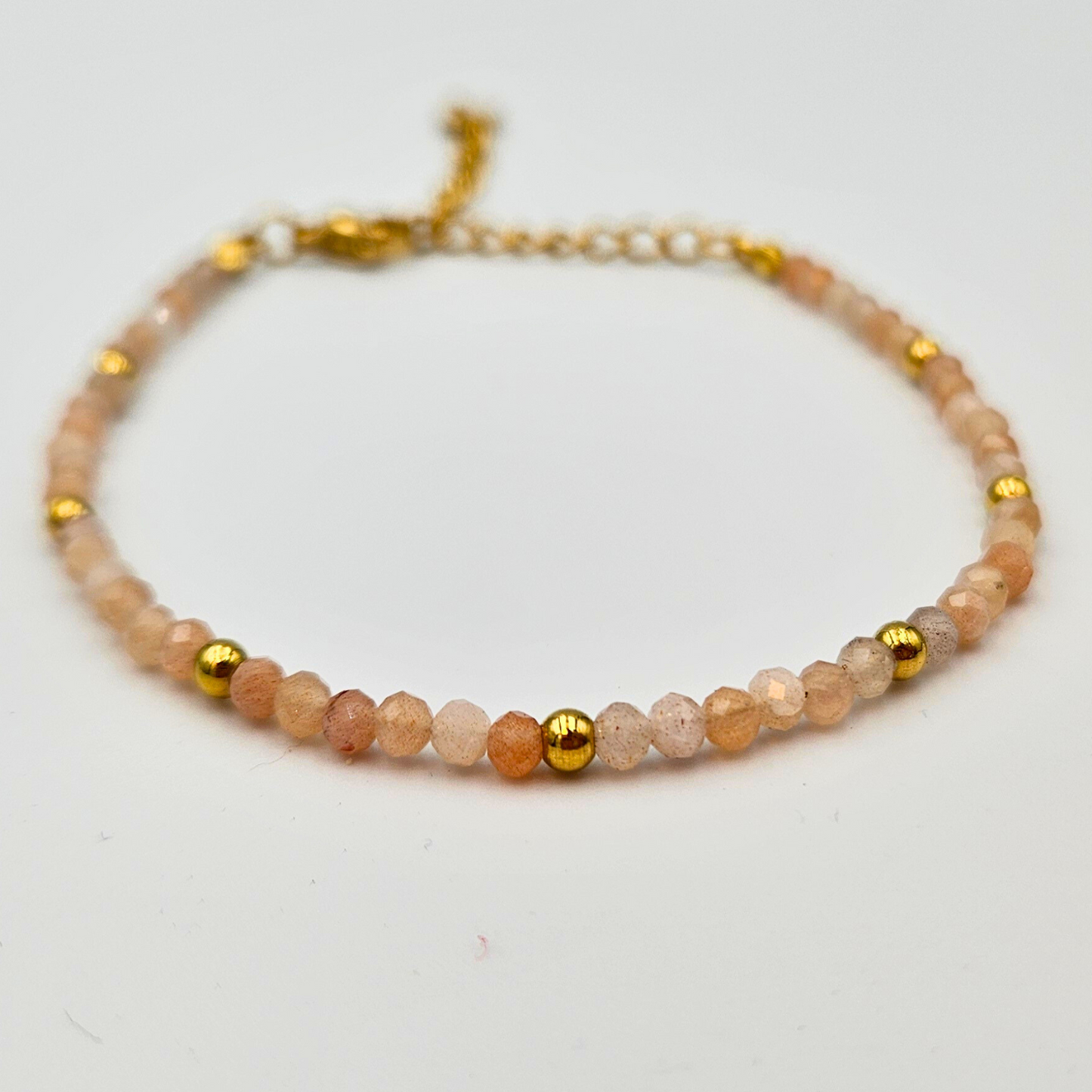 Armband van facetgeslepen zonnesteen afgewerkt met goldplated stainless steel