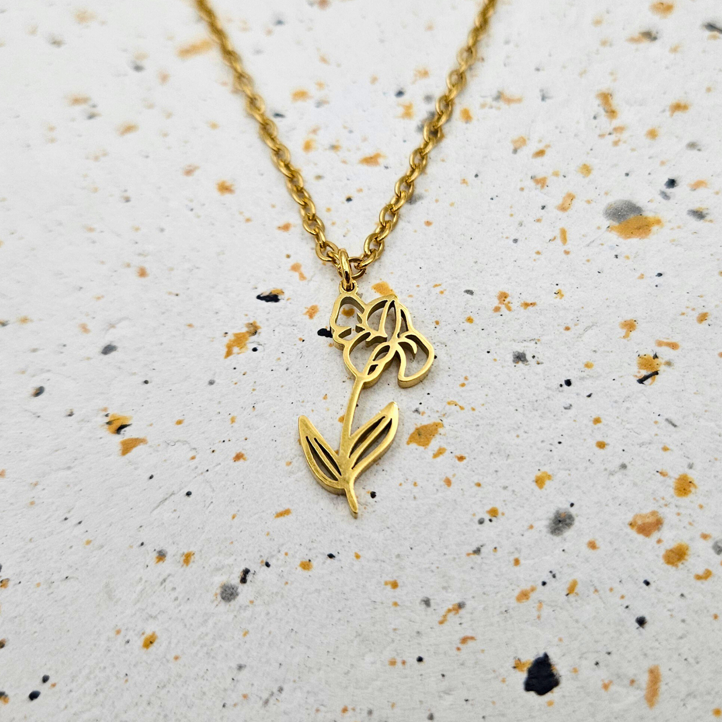 Ketting van goldplated stainless steel met geboortebloem van februari: de iris