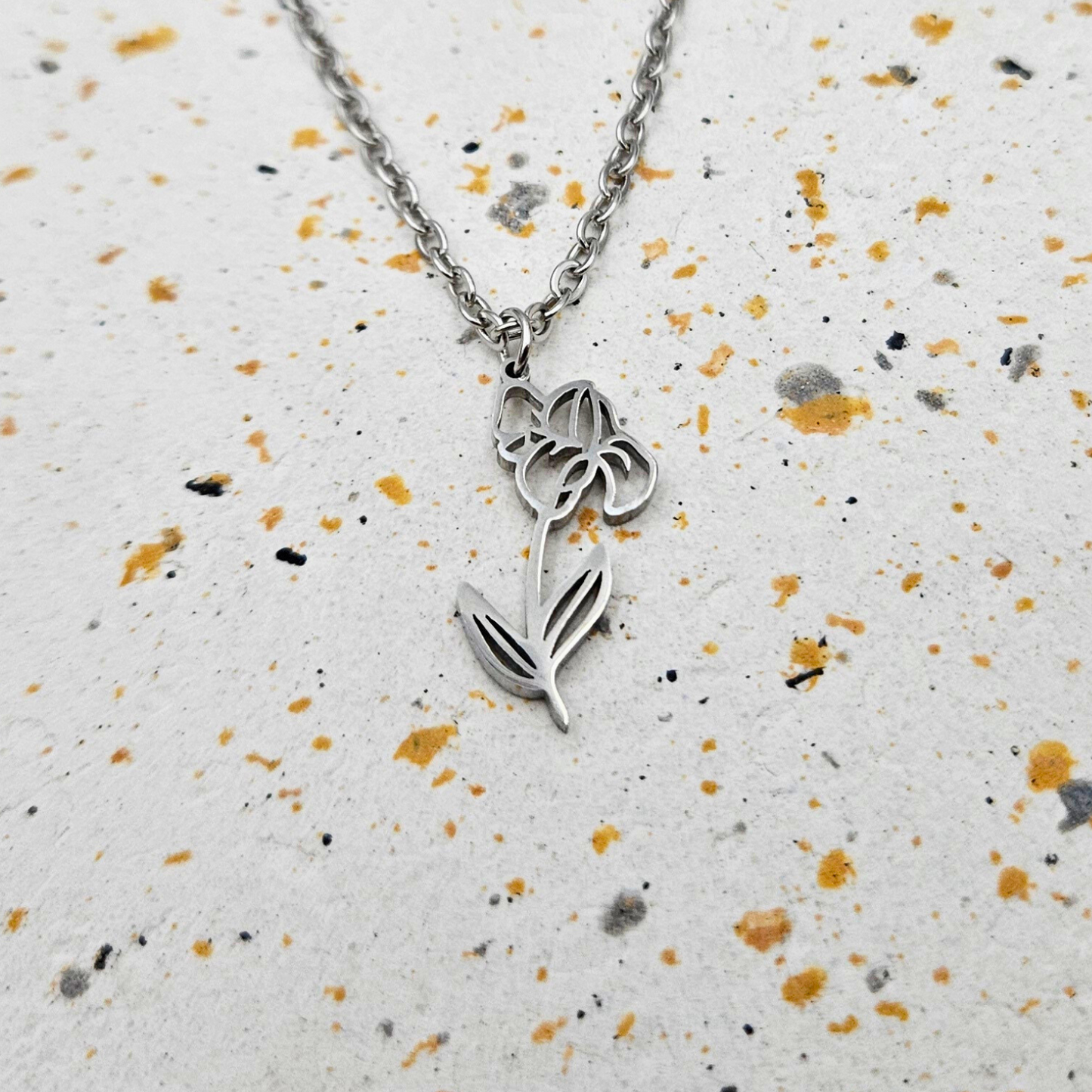 Ketting gemaakt van stainless steel met geboortebloem van februari: de iris