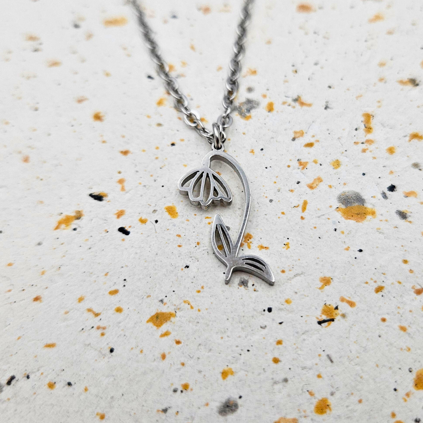 Ketting gemaakt van stainless steel met geboortebloem van januari: het sneeuwklokje