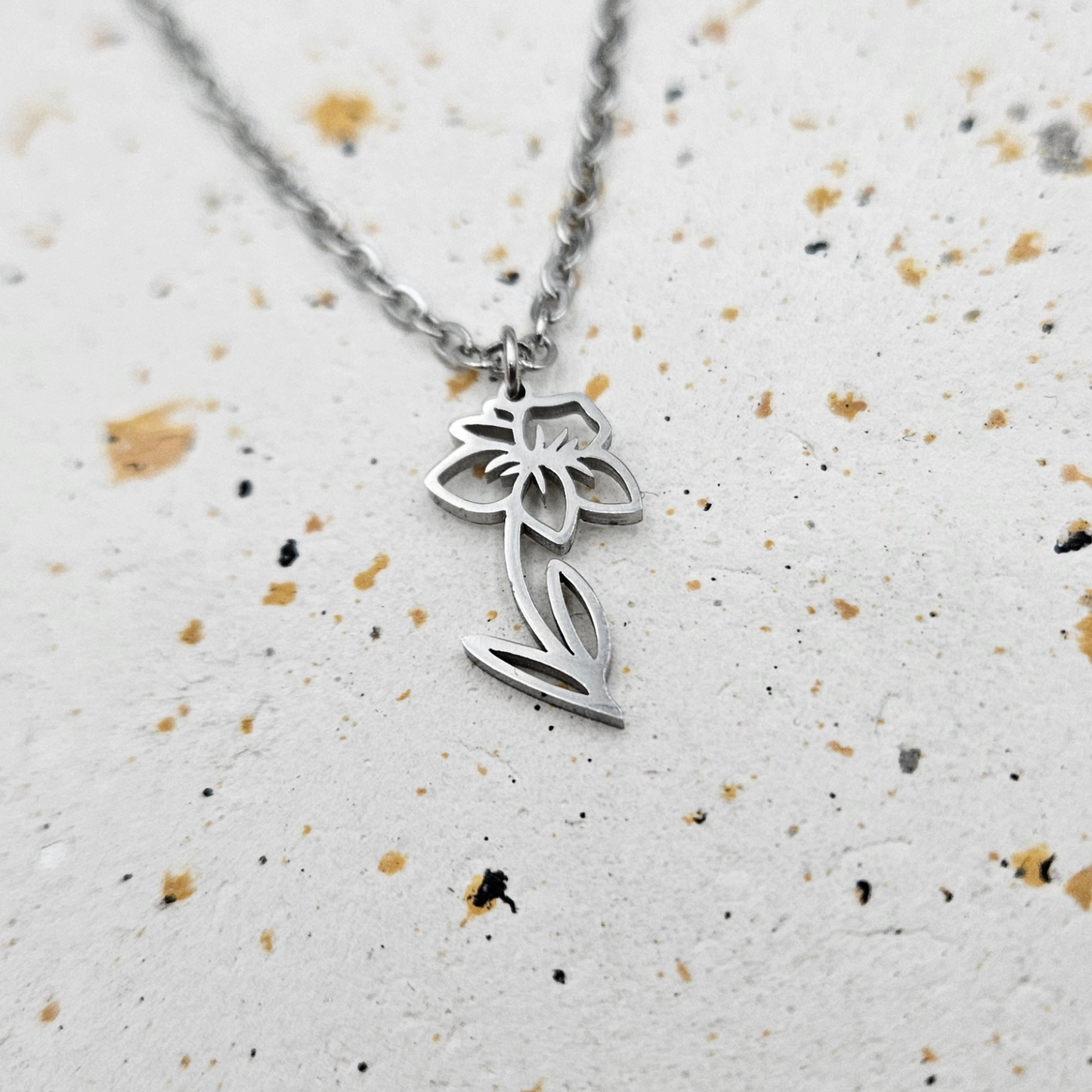 Ketting gemaakt van stainless steel met geboortebloem van maart: de narcis