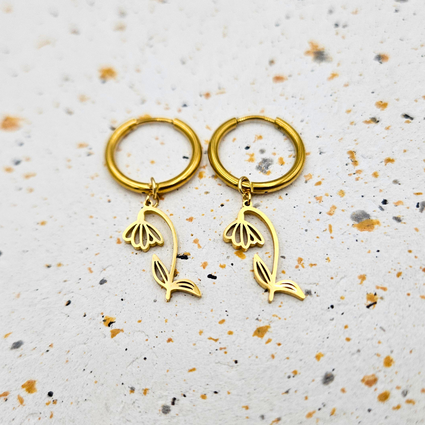 Oorbellen van goldplated stainless steel met geboortebloem van januari: het sneeuwklokje