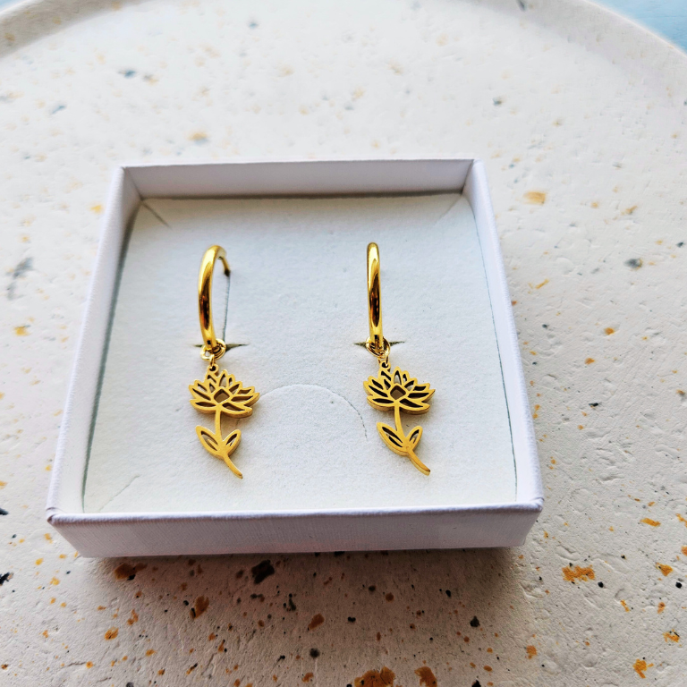 Oorbellen van goldplated stainless steel met geboortebloem van juli: de waterlelie