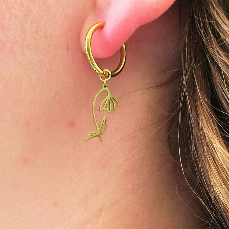 Oorbellen van goldplated stainless steel met geboortebloem van januari: het sneeuwklokje