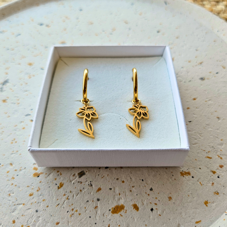 Oorbellen van goldplated stainless steel met geboortebloem van maart: de narcis