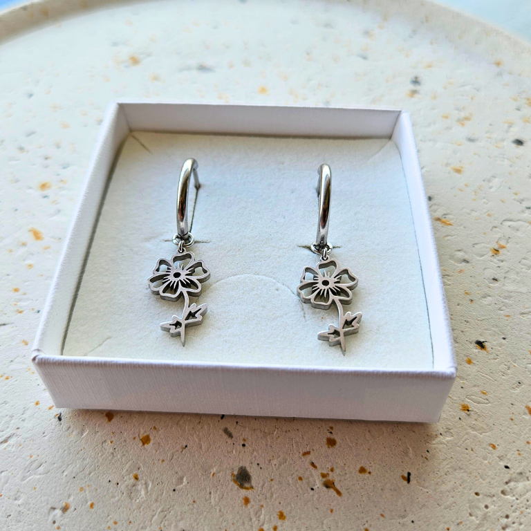 Oorbellen gemaakt van stainless steel met geboortebloem van oktober: de cosmea