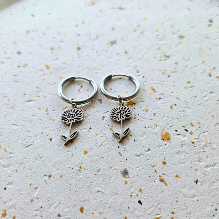 Oorbellen gemaakt van stainless steel met geboortebloem van november: de chrysant