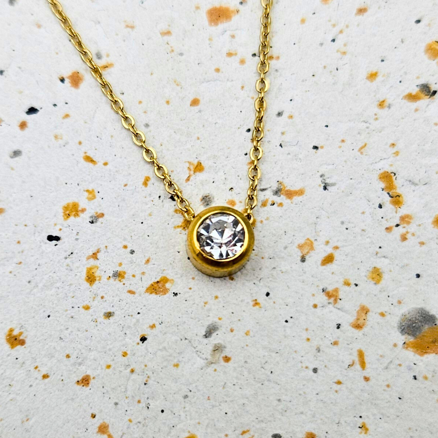 Ketting van goldplated stainless steel met geboortesteen van april: diamant