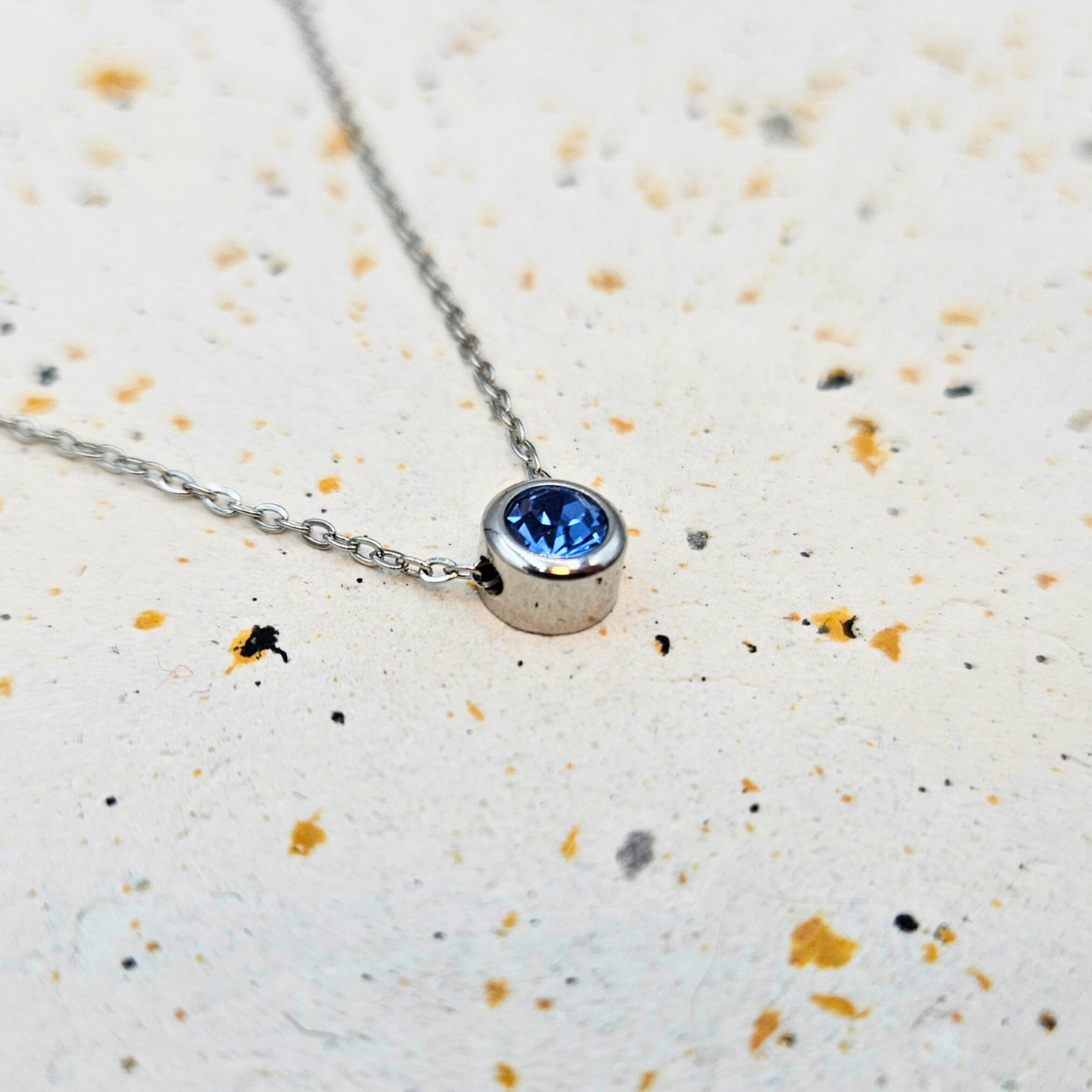 Ketting gemaakt van stainless steel met geboortesteen van maart: aquamarijn