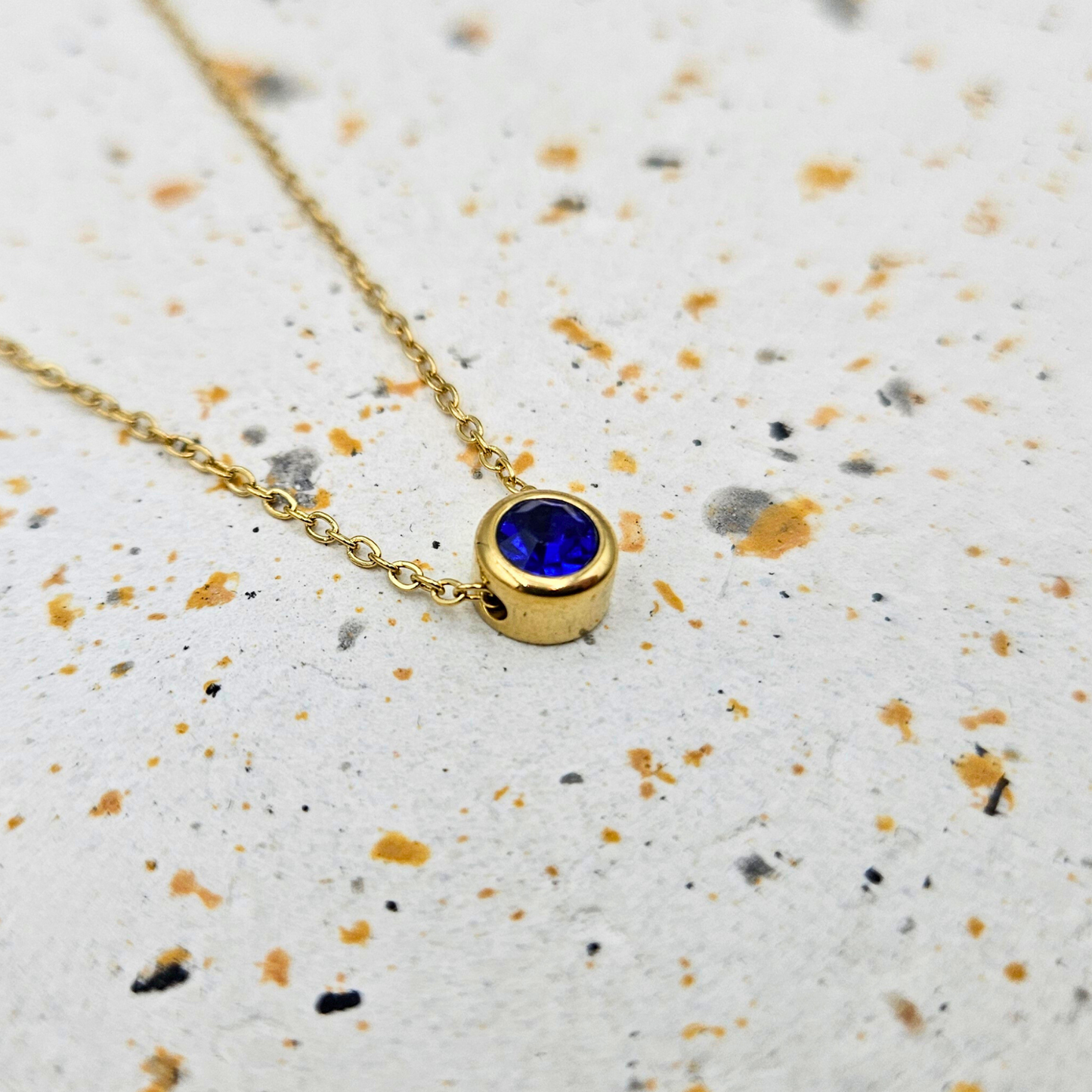 Ketting van goldplated stainless steel met geboortesteen van september: saffier