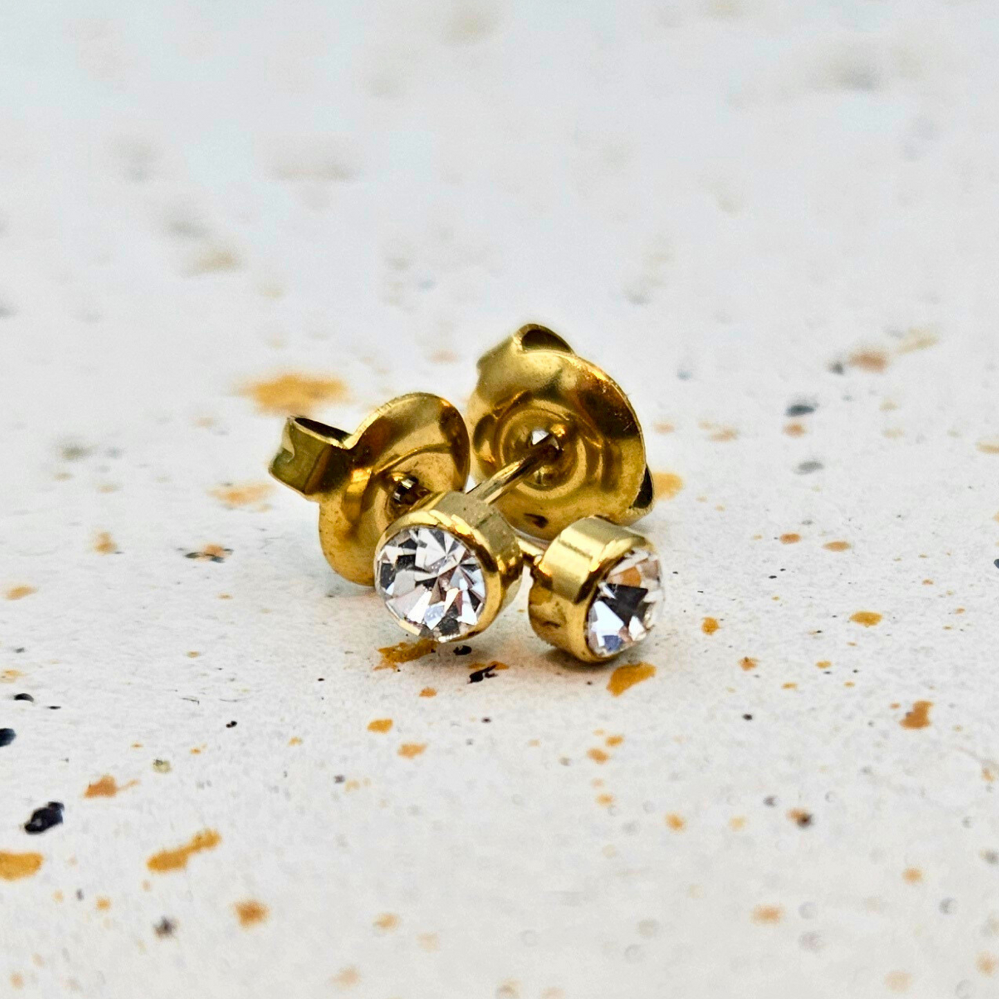 Oorbellen van goldplated stainless steel met geboortesteen van april: diamant