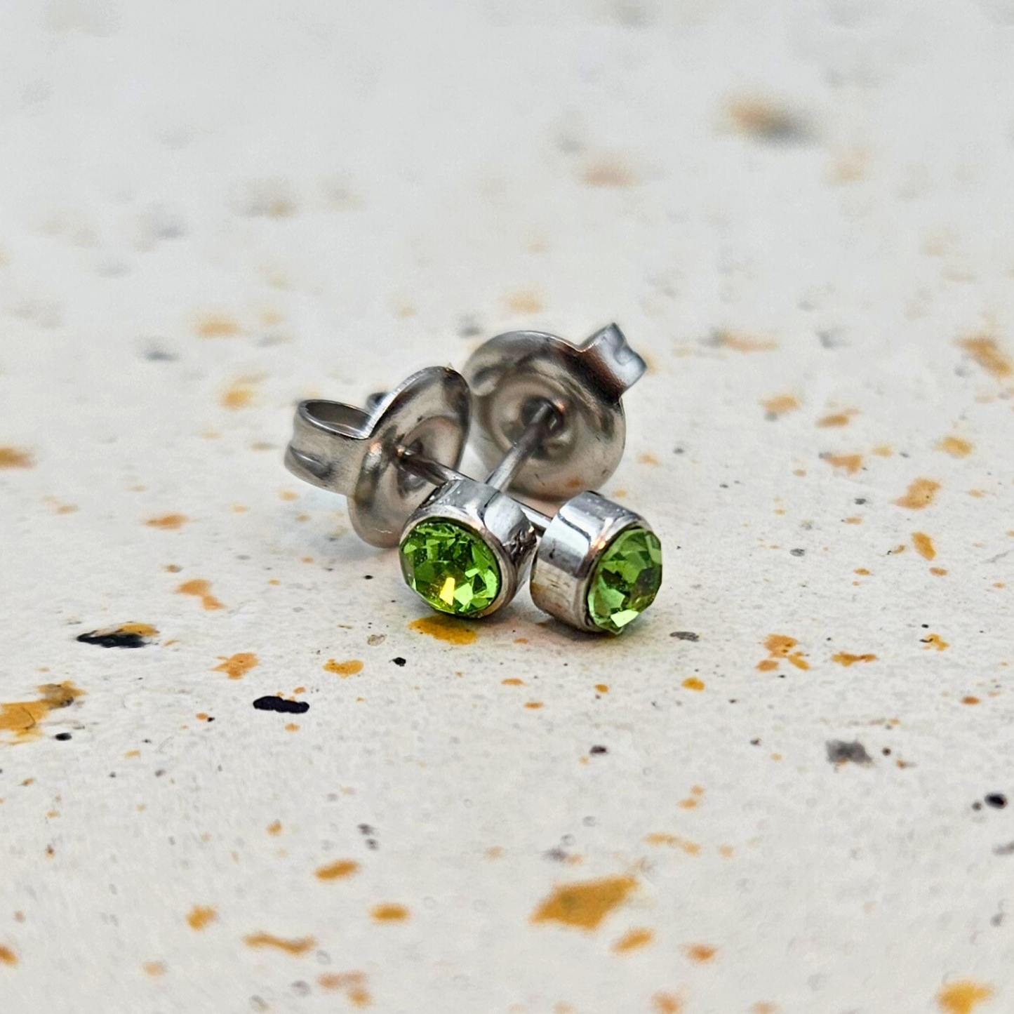 Oorbellen gemaakt van stainless steel met geboortesteen van augustus: peridot