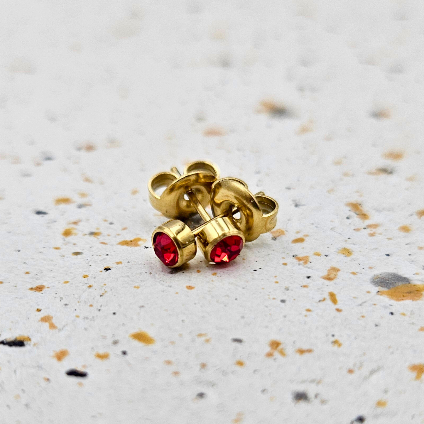 Oorbellen van goldplated stainless steel met geboortesteen van januari: granaat