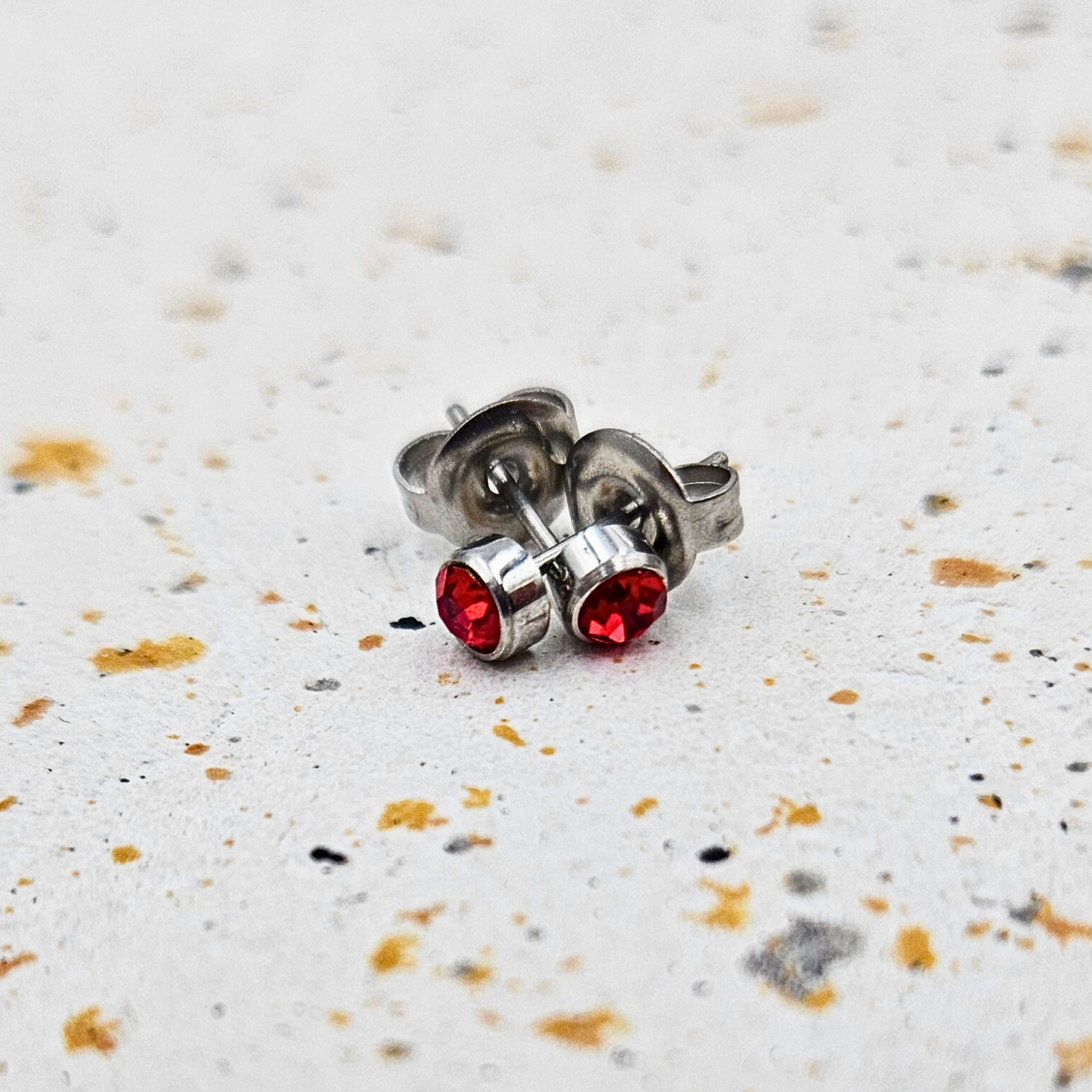Oorbellen gemaakt van stainless steel met geboortesteen van januari: granaat