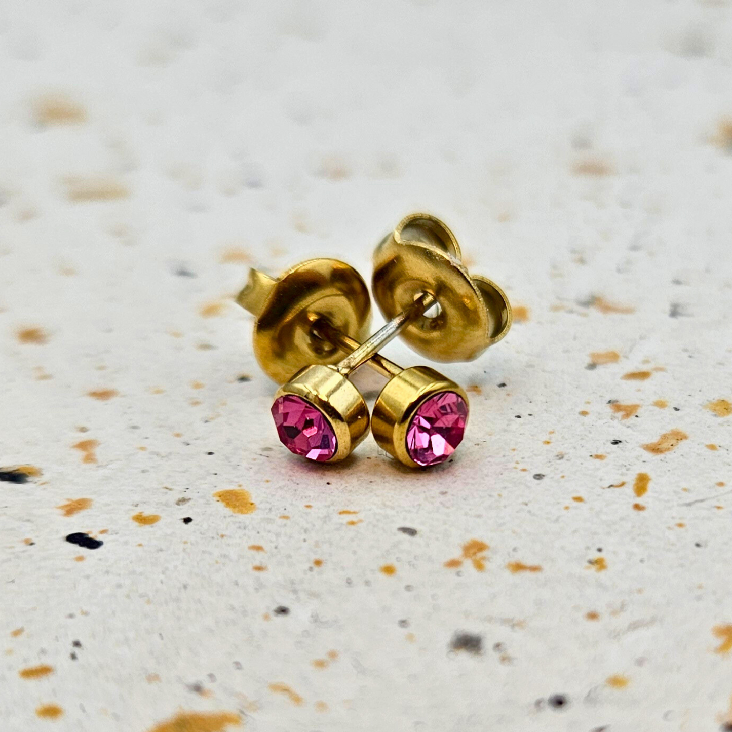 Oorbellen van goldplated stainless steel met geboortesteen van juli: lichte robijn