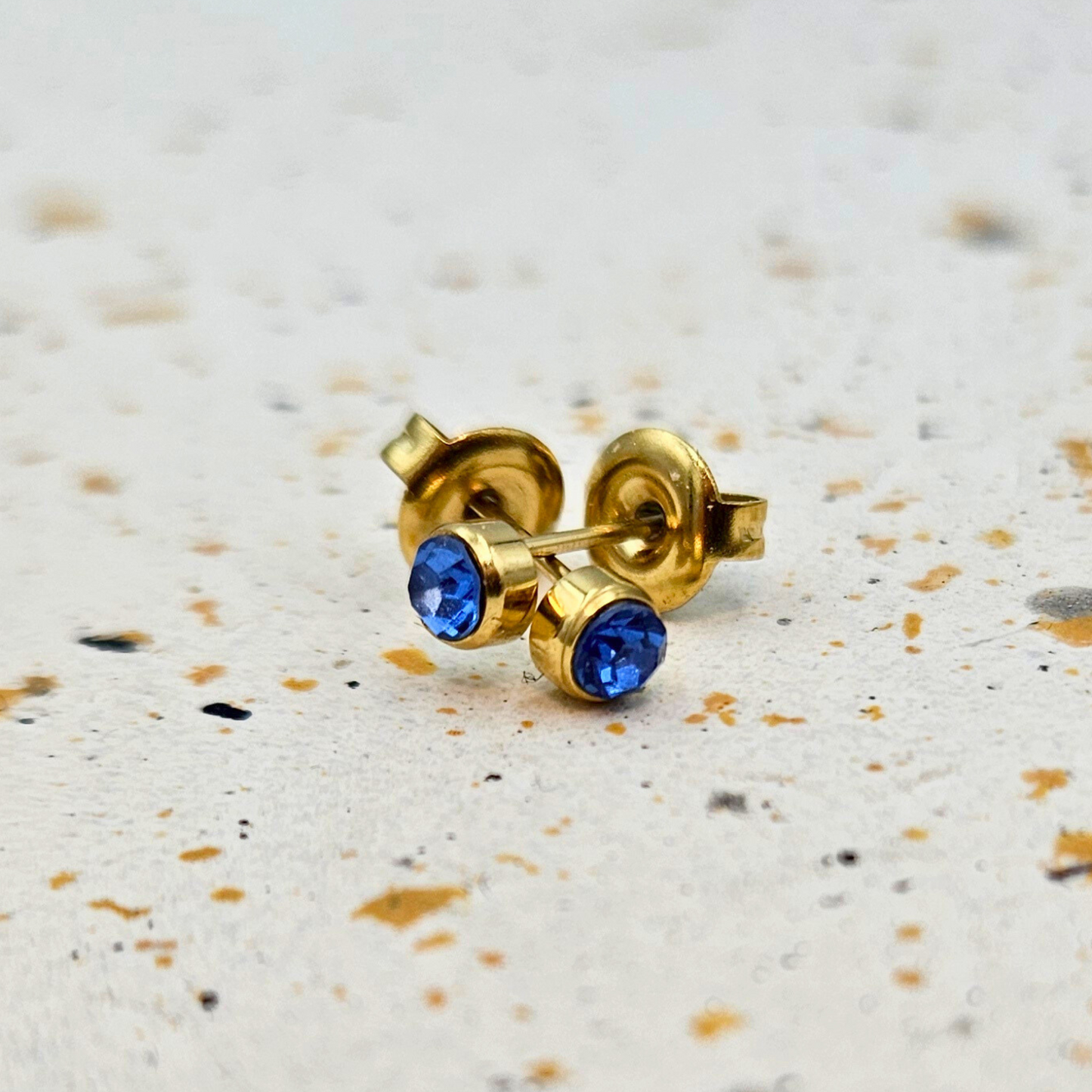 Oorbellen van goldplated stainless steel met geboortesteen van maart: aquamarijn