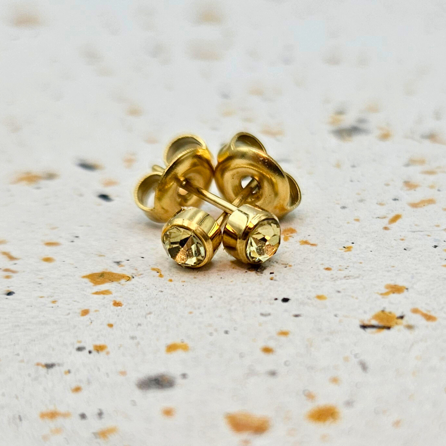 Oorbellen van goldplated stainless steel met geboortesteen van november: citrien
