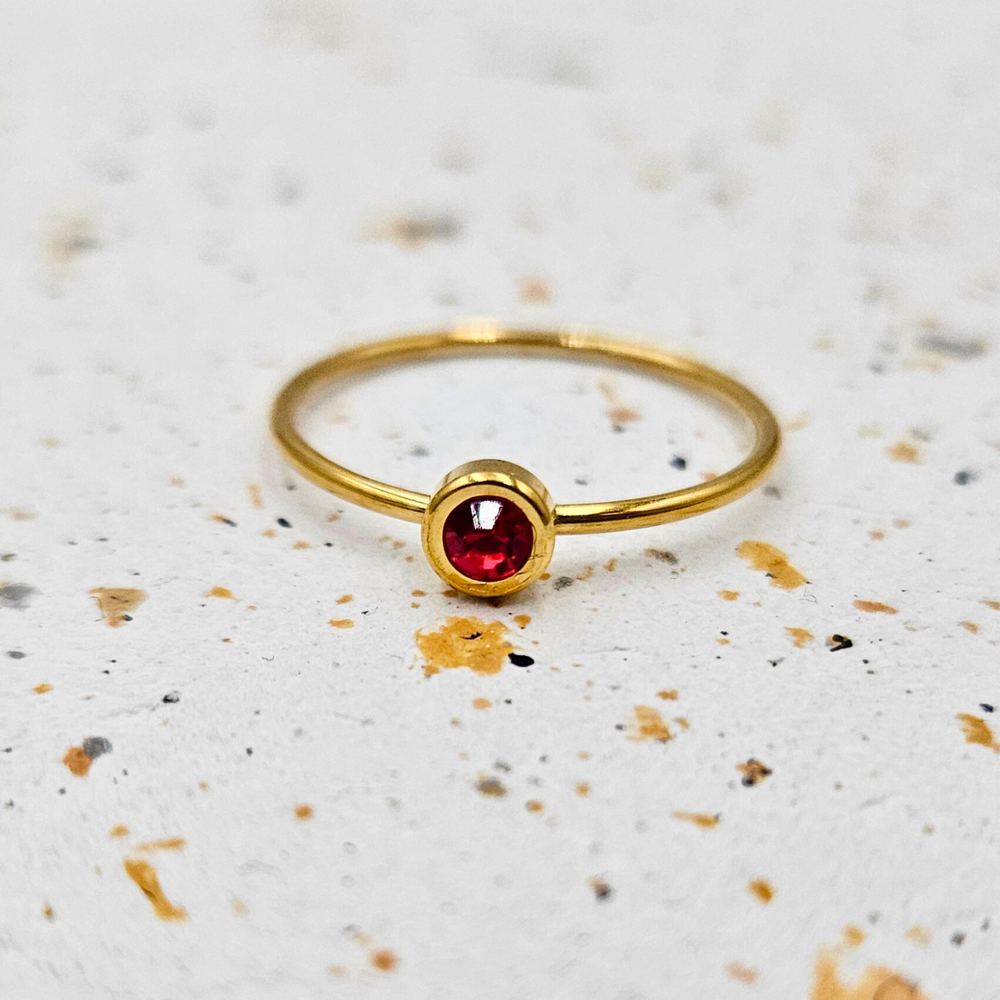 Ring van goldplated stainless steel met geboortesteen van januari: granaat