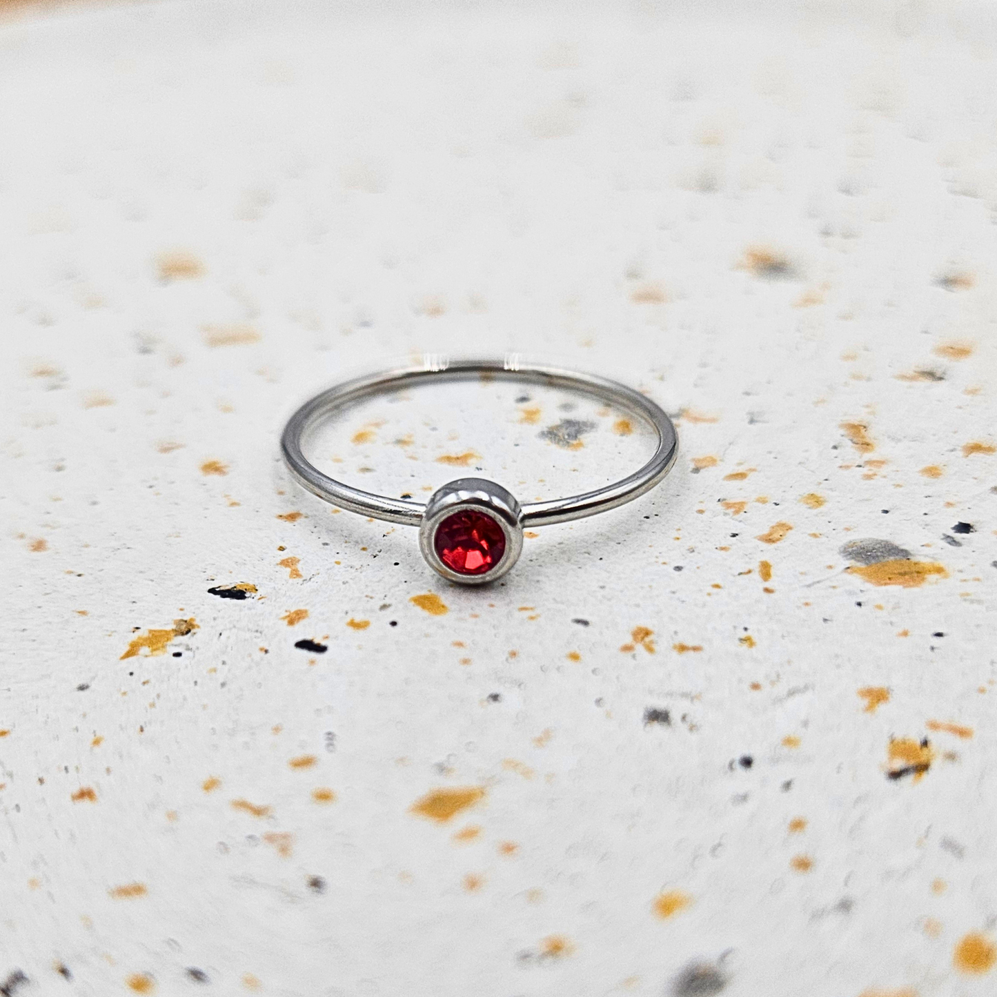 Ring gemaakt van stainless steel met geboortesteen van januari: granaat