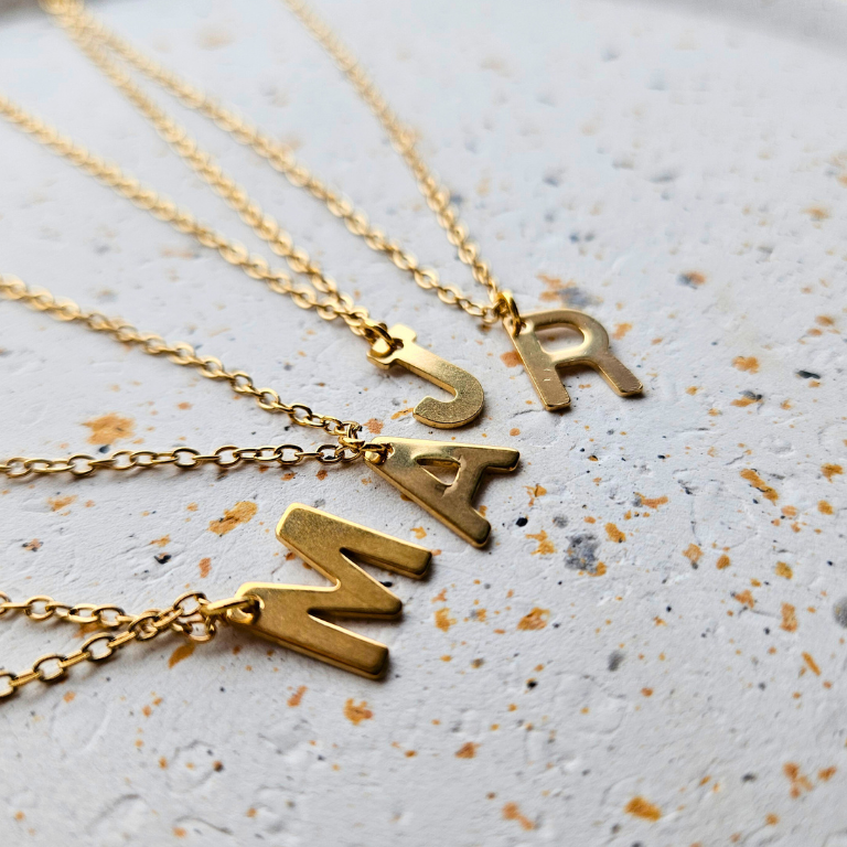 Ketting van goldplated stainless steel met initiaal bedel