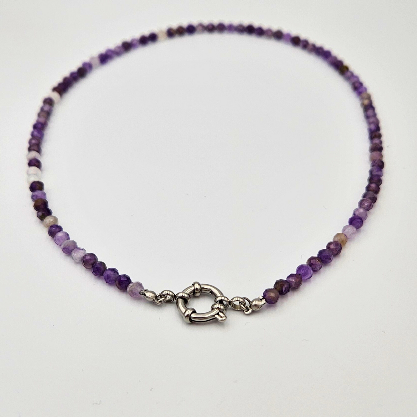Ketting van facetgeslepen amethist afgewerkt met boeisluiting van zilverkleurig stainless steel
