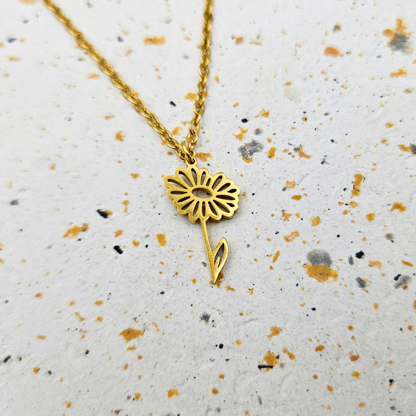 Ketting van goldplated stainless steel met geboortebloem van april: het madeliefje