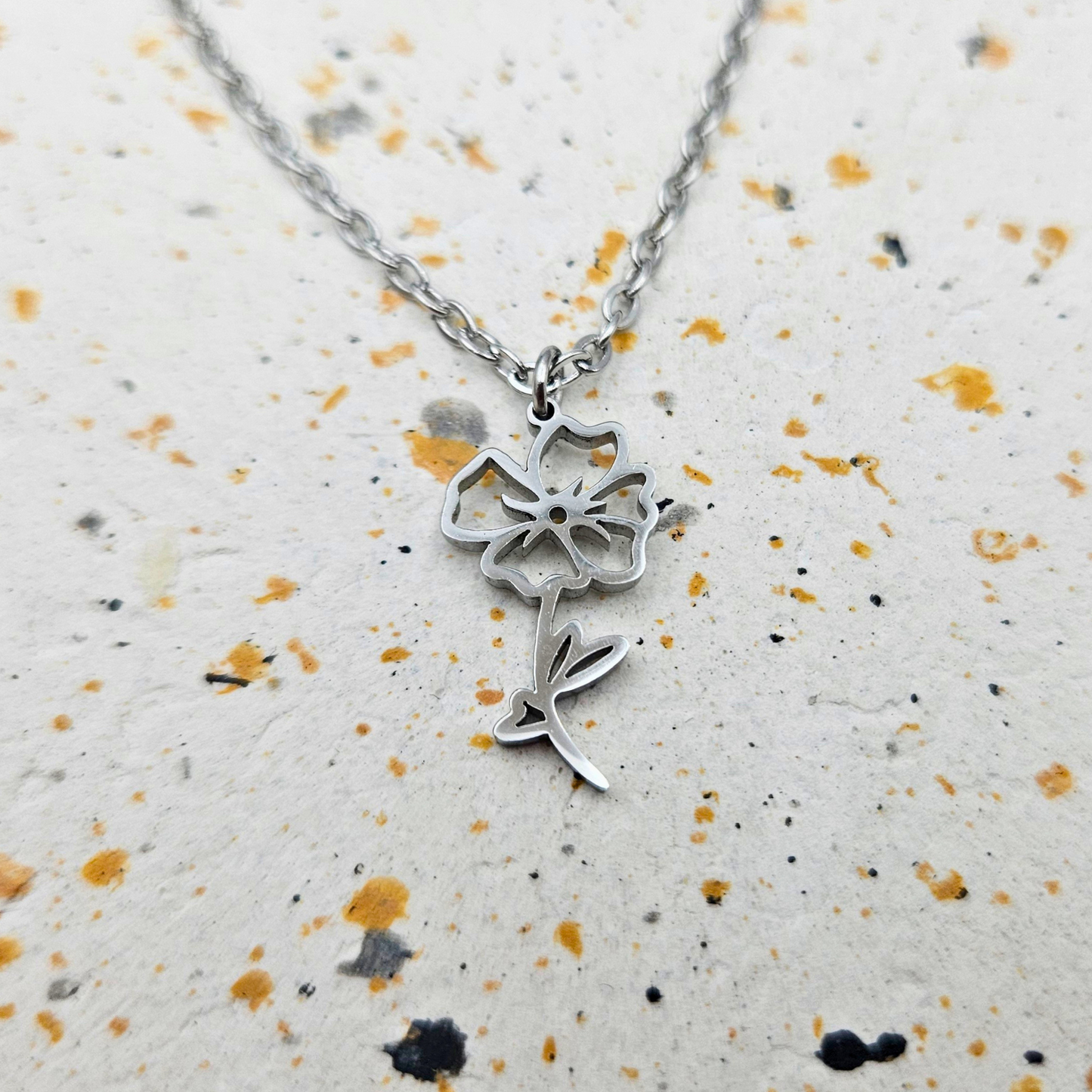 Ketting gemaakt van stainless steel met geboortebloem van augustus: de klaproos