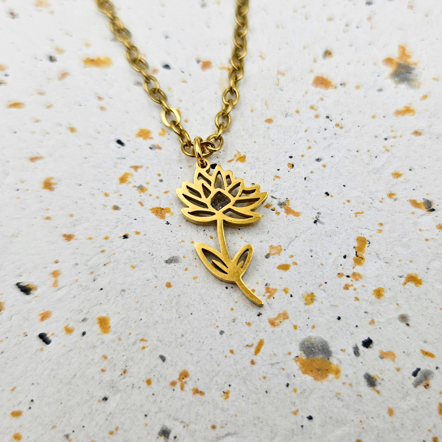 Ketting van goldplated stainless steel met geboortebloem van juli: de waterlelie