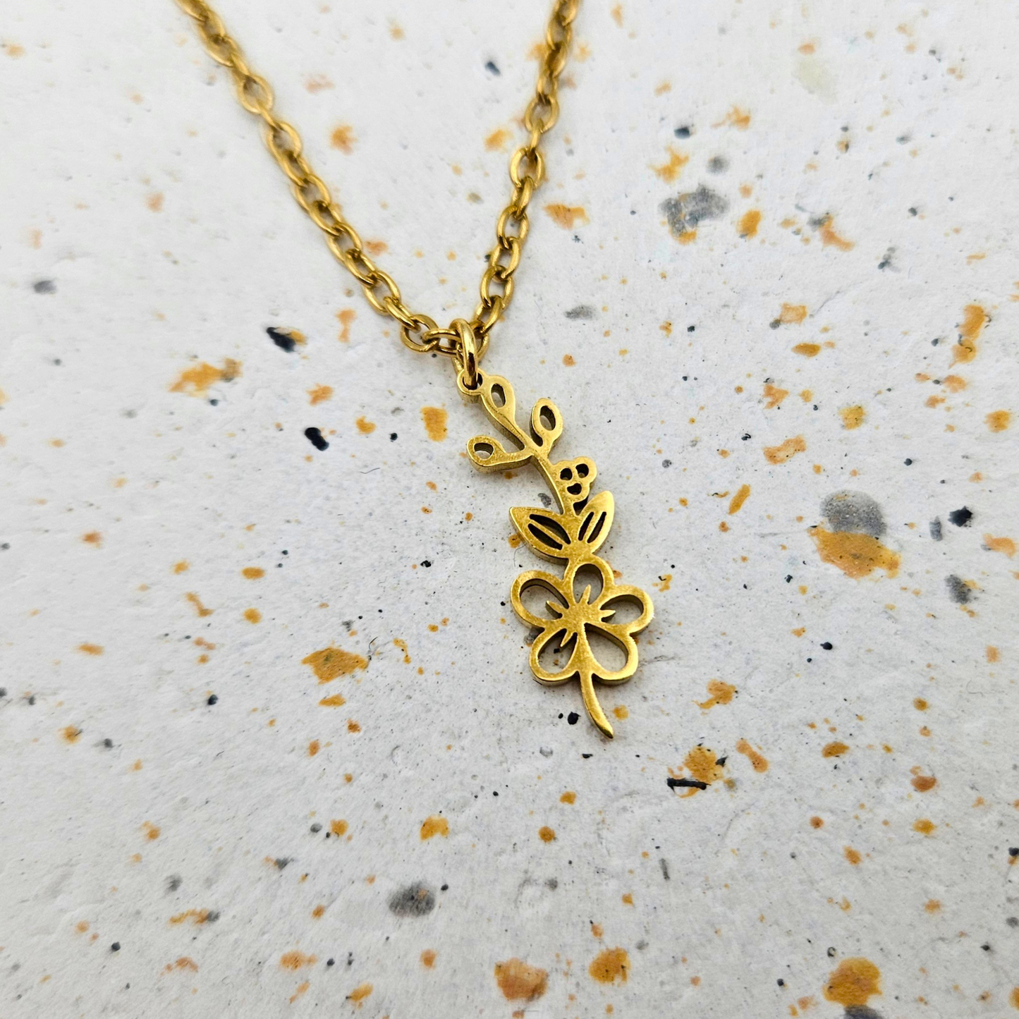 Ketting van goldplated stainless steel met geboortebloem van mei: de meidoorn
