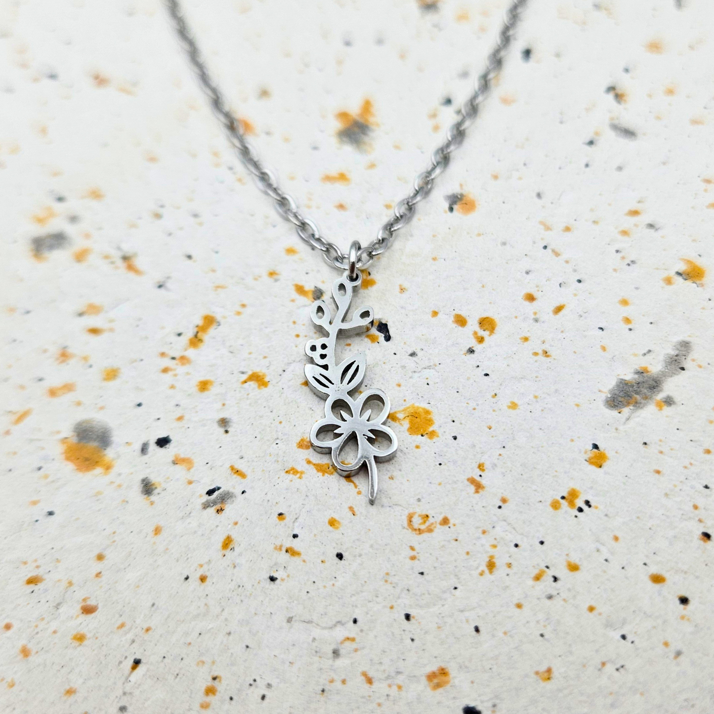 Ketting gemaakt van stainless steel met geboortebloem van mei: de meidoorn