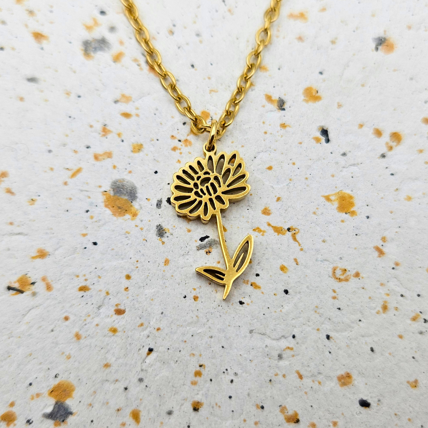 Ketting van goldplated stainless steel met geboortebloem van november: de chrysant