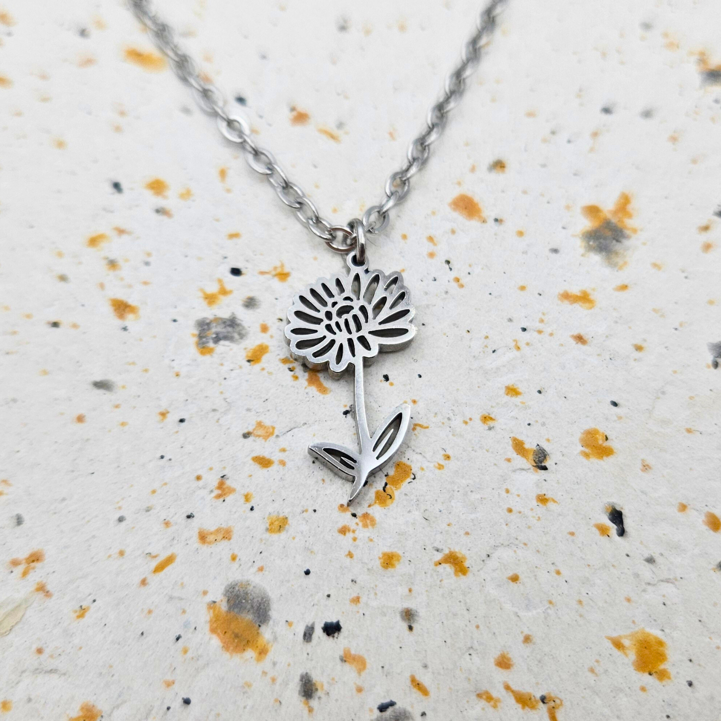 Ketting gemaakt van stainless steel met geboortebloem van november: de chrysant