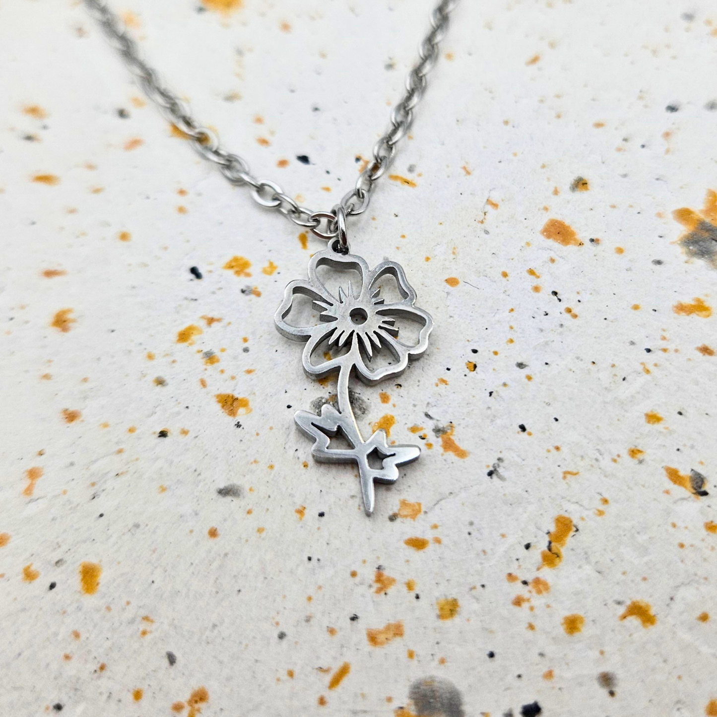 Ketting gemaakt van stainless steel met geboortebloem van oktober: de cosmea