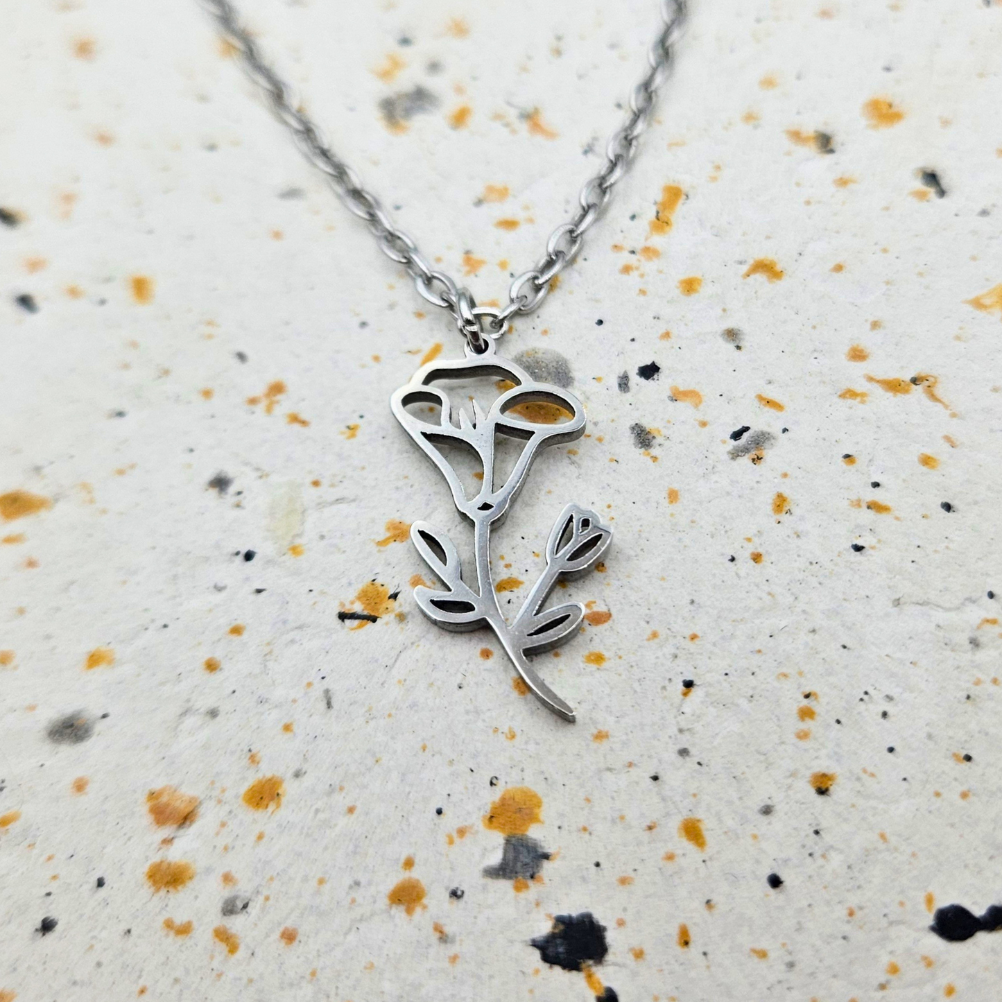 Ketting gemaakt van stainless steel met geboortebloem van september: de dagbloem