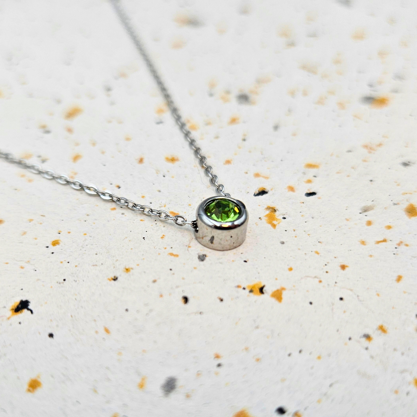 Ketting gemaakt van stainless steel met geboortesteen van augustus: peridot