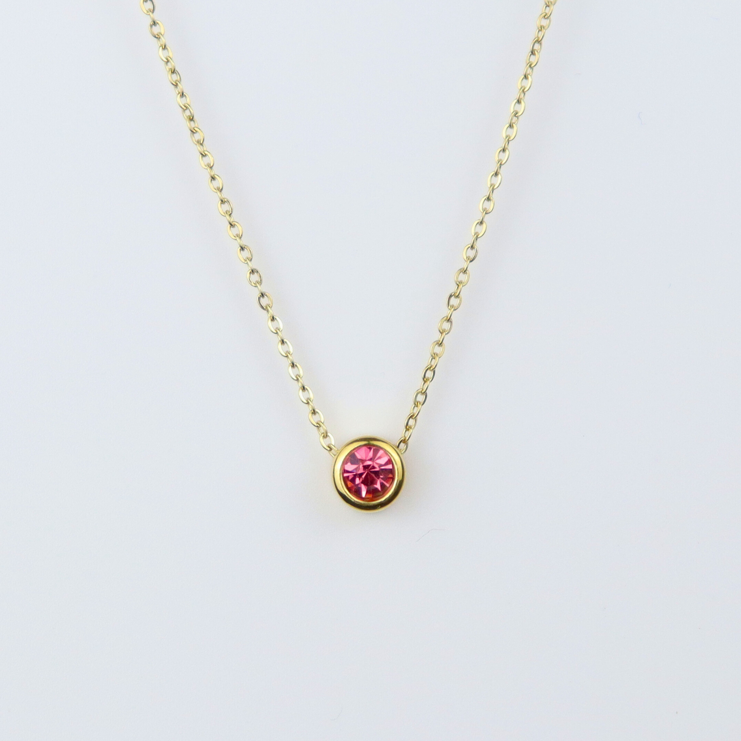 Ketting van goldplated stainless steel met geboortesteen van juli: robijn