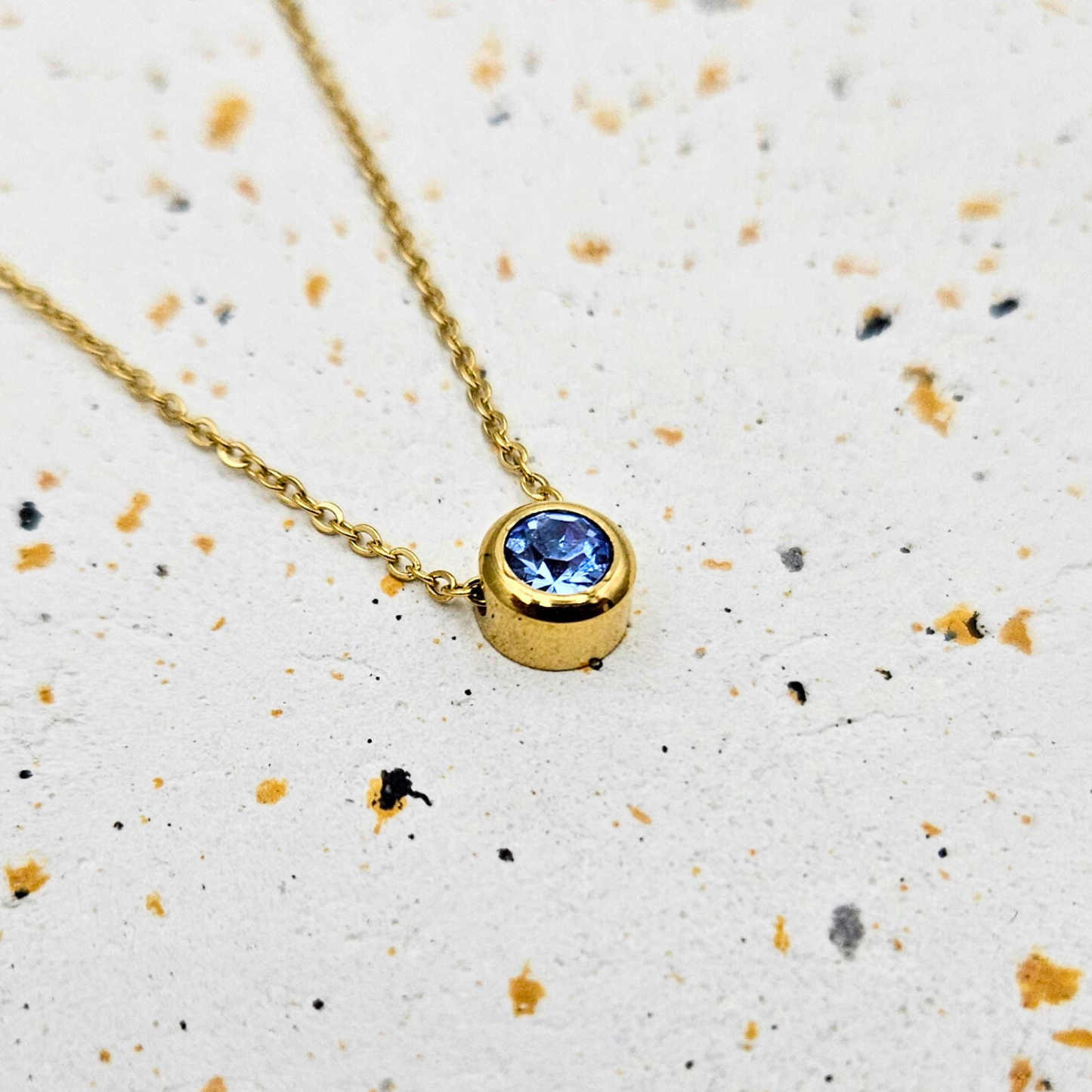 Ketting van goldplated stainless steel met geboortesteen van maart: aquamarijn