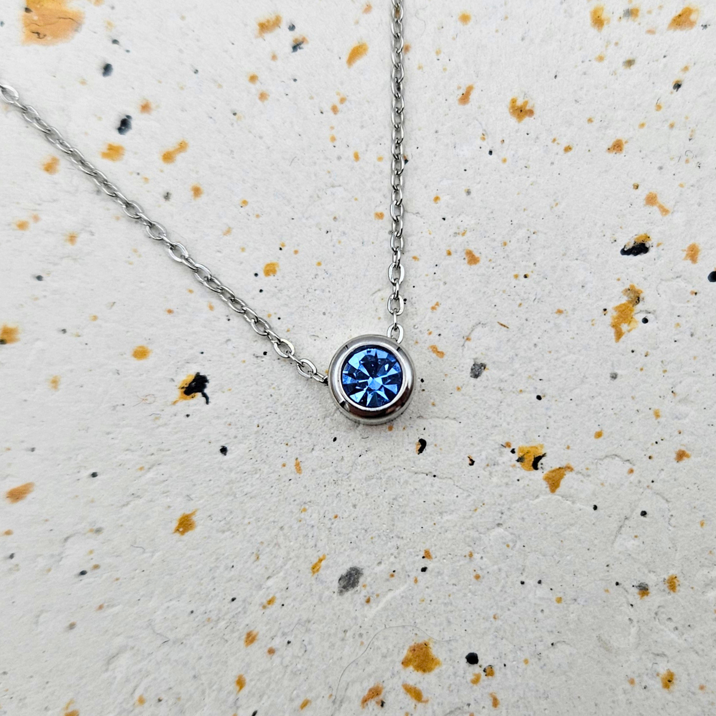 Ketting gemaakt van stainless steel met geboortesteen van maart: aquamarijn