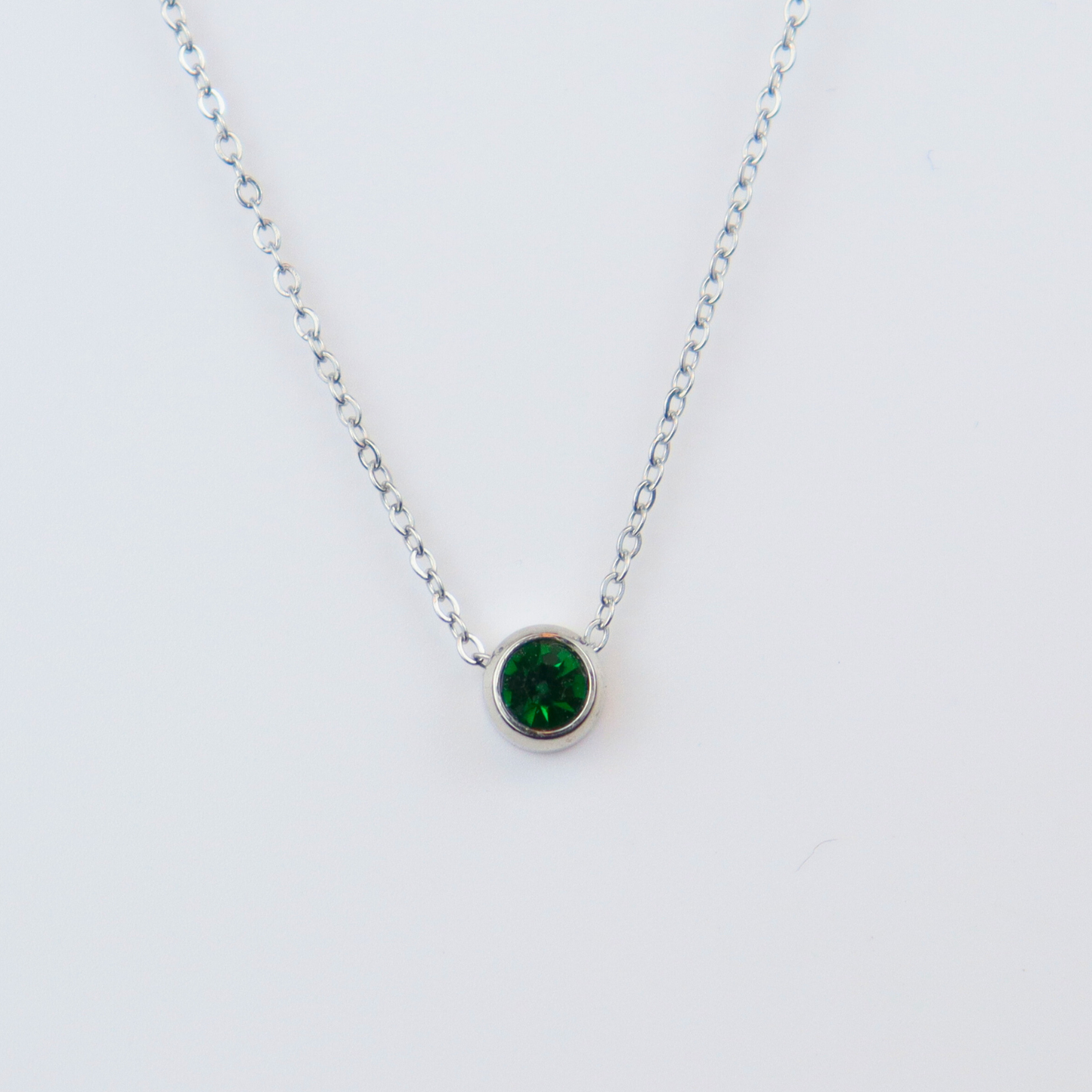 Ketting gemaakt van stainless steel met geboortesteen van mei: smaragd