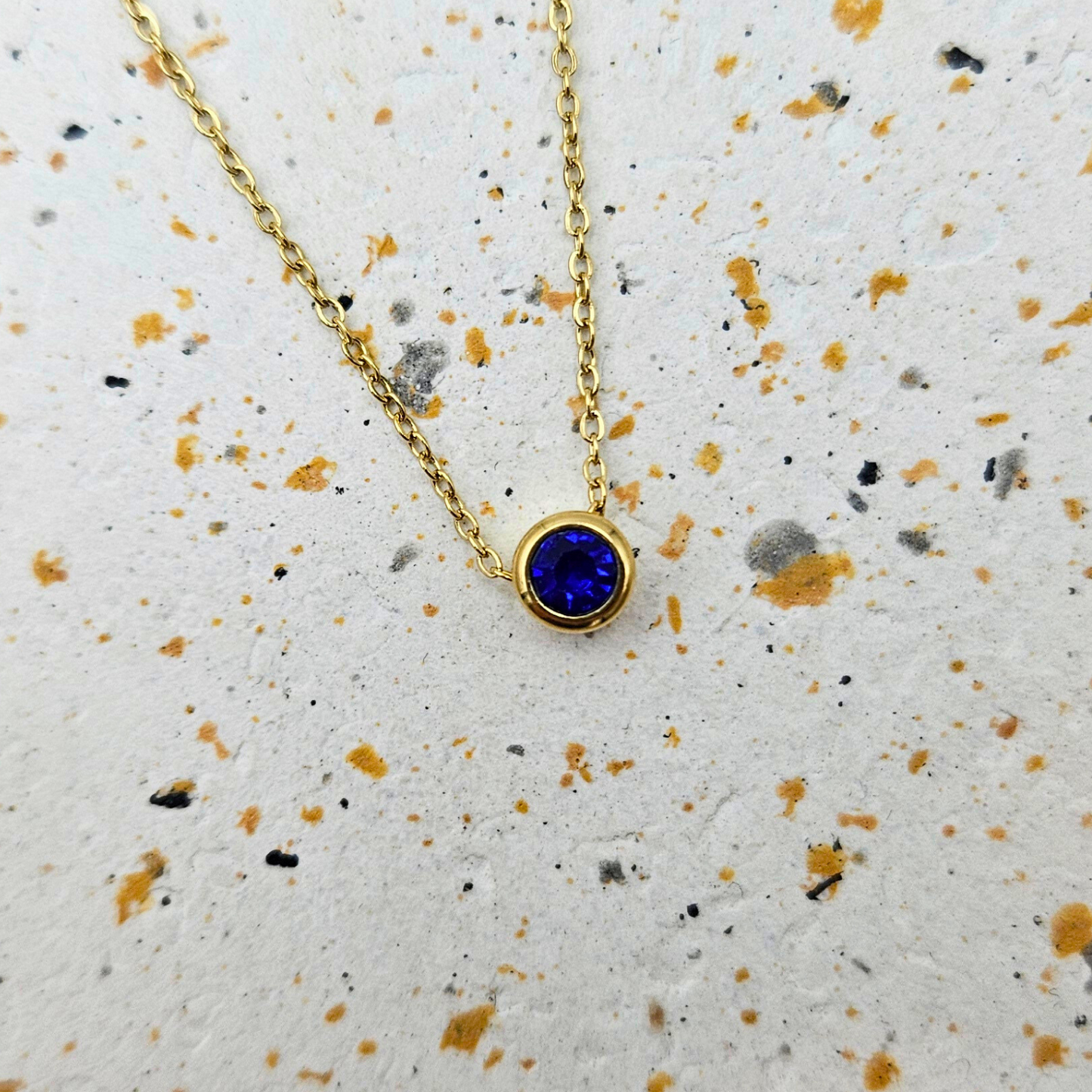 Ketting van goldplated stainless steel met geboortesteen van september: saffier
