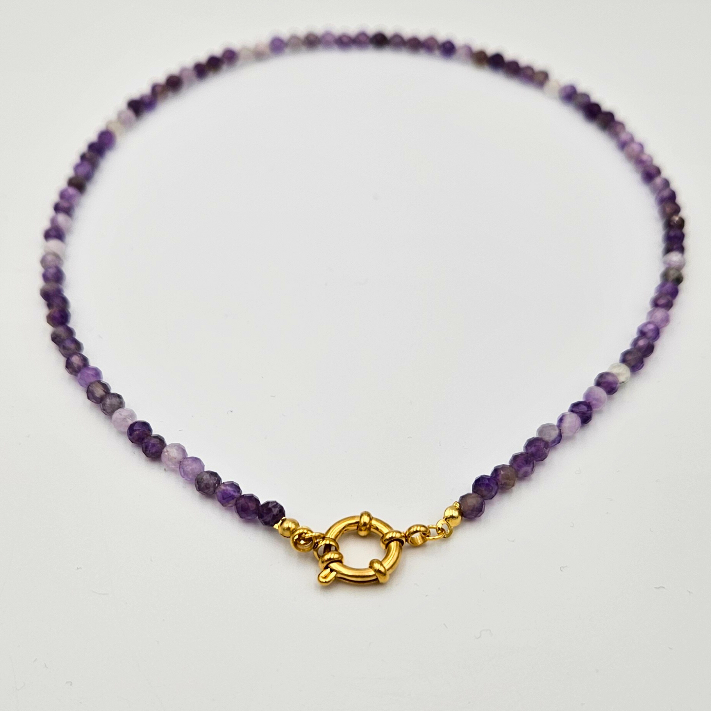 Ketting van facetgeslepen amethist afgewerkt met een boeisluiting van goldplated stainless steel