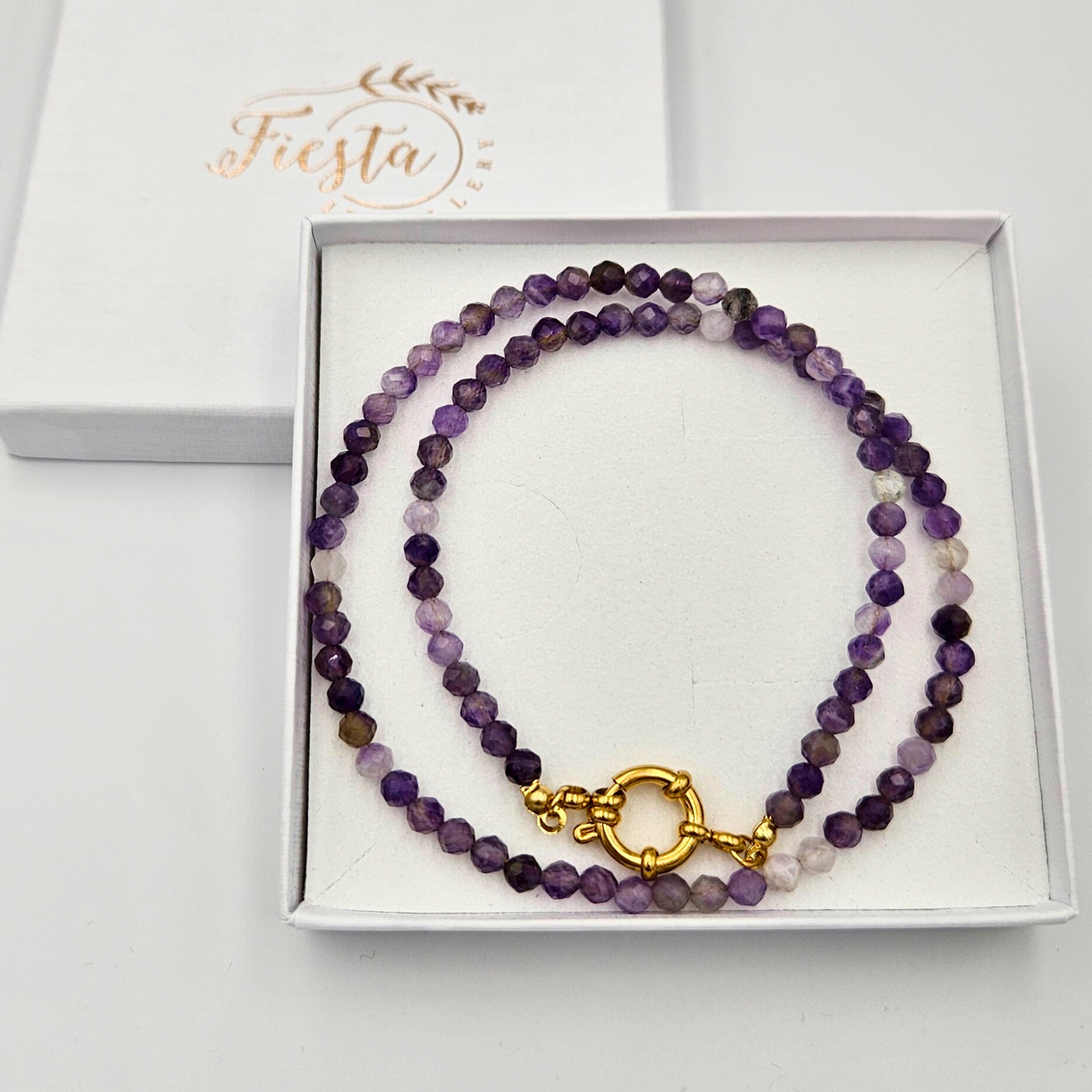 Ketting van facetgeslepen amethist afgewerkt met een boeisluiting van goldplated stainless steel