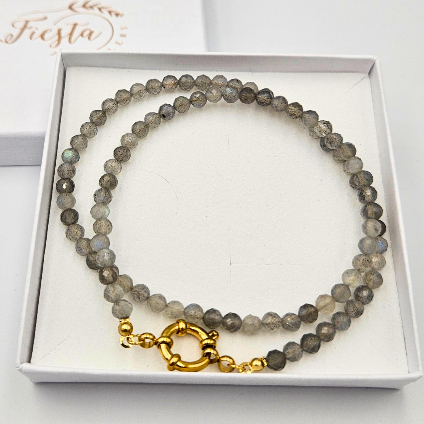Ketting van facetgeslepen labradoriet afgewerkt met een boeisluiting van goldplated stainless steel