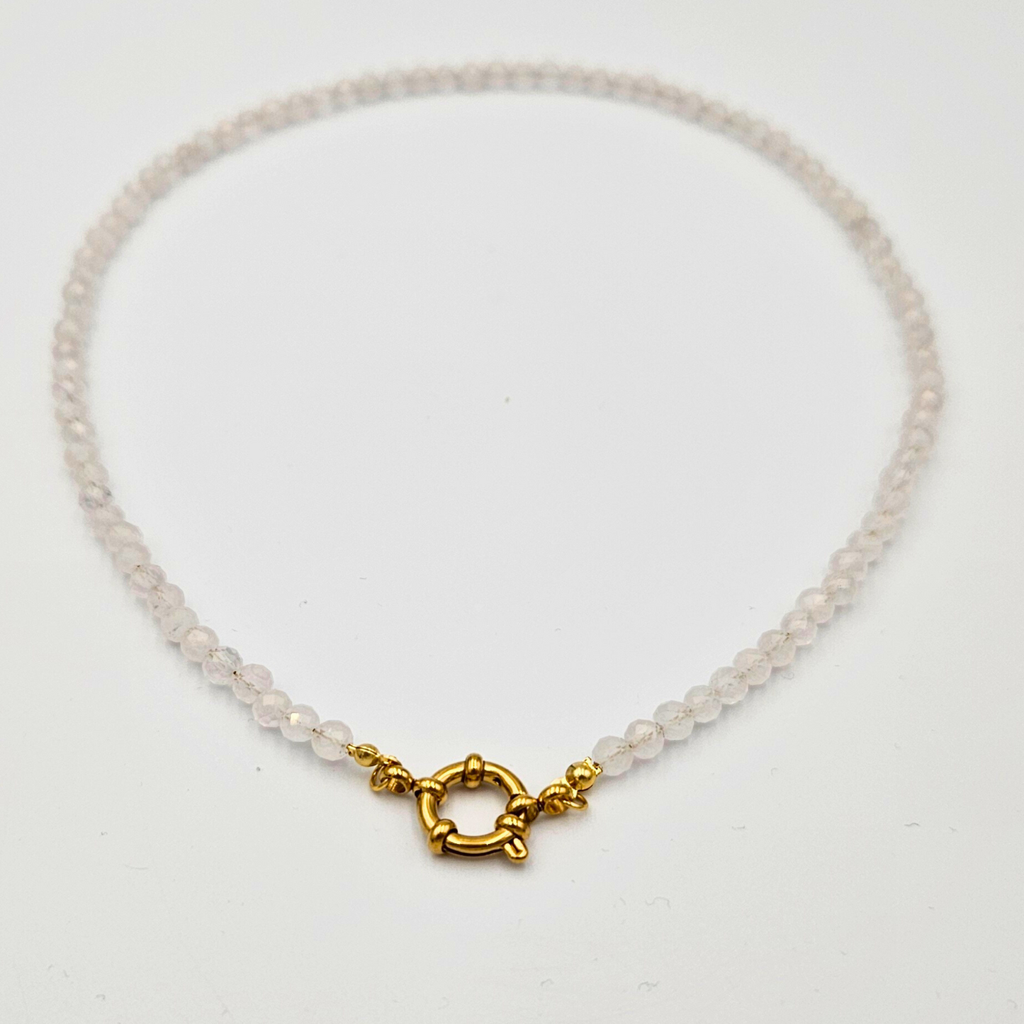 Ketting van facetgeslepen rozenkwarts afgewerkt met boeisluiting van goldplated stainless steel
